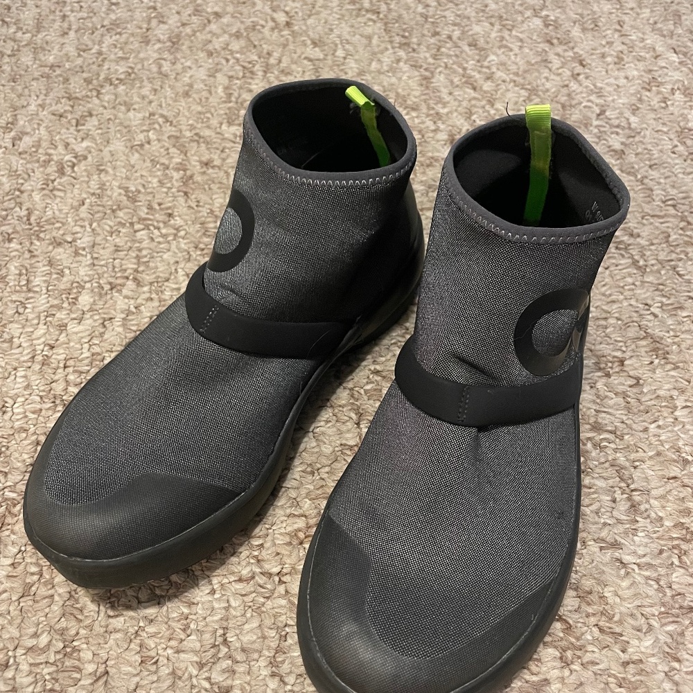 OOFOS BOOTS, STRETCHY MATERIAL, SILVER GRAY, SIZE 9 (RUNS LARGE), GENTLY WORN